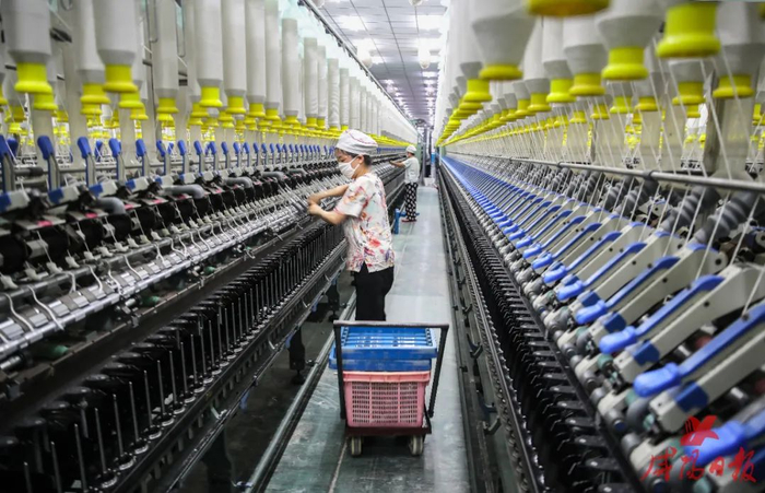 乾县一纺织企业员工在车间工作。咸阳日报全媒体记者 李军朝 摄 （资料图）