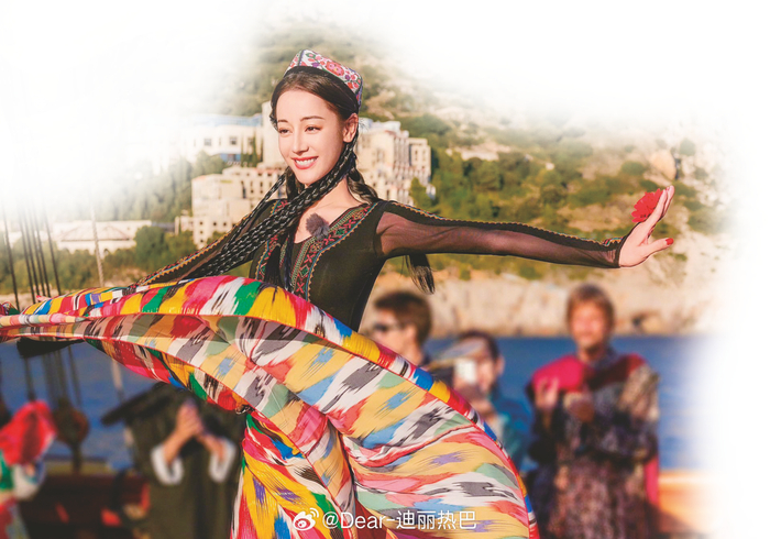     迪丽热巴在节目中跳新疆舞引发热议（图片来源：迪丽热巴微博）