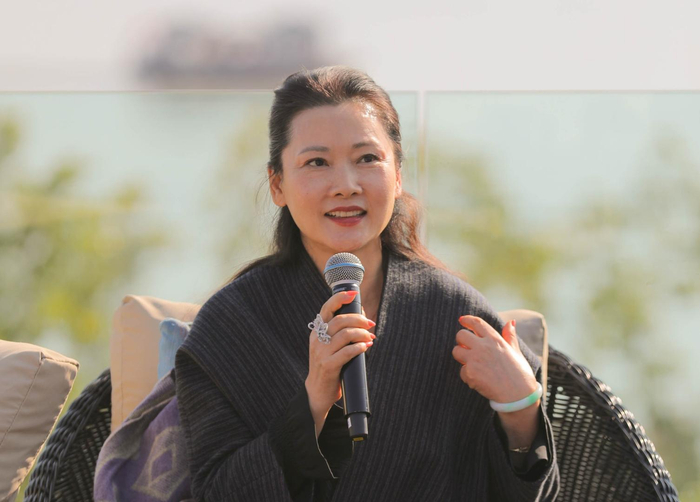 ▲何赛飞在大凉山戏剧节畅谈戏剧