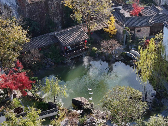   碧阳镇石亭村一处由徽州古民居改建而成的民宿。新华社发 施亚磊 摄