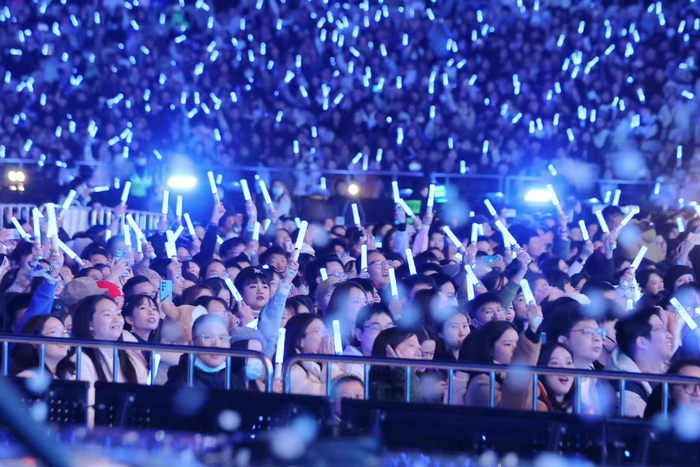 五月天演唱会现场歌迷挥舞蓝色应援棒。图源：相信音乐