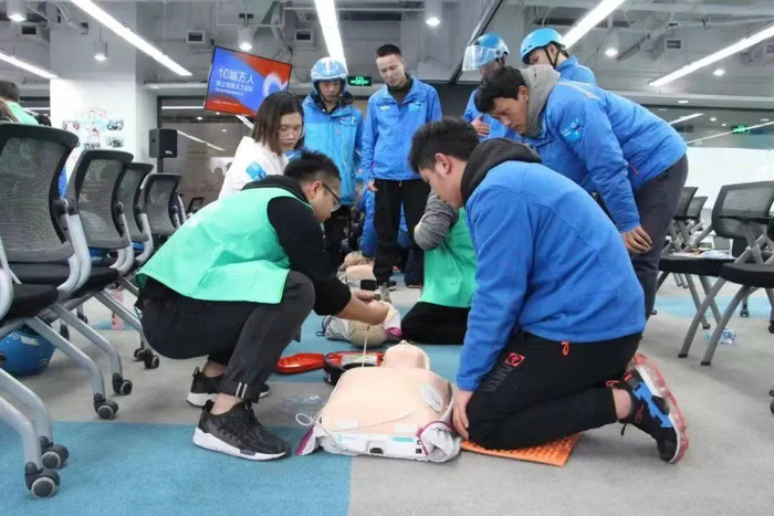 外卖骑手学习应急救治与AED使用技巧。