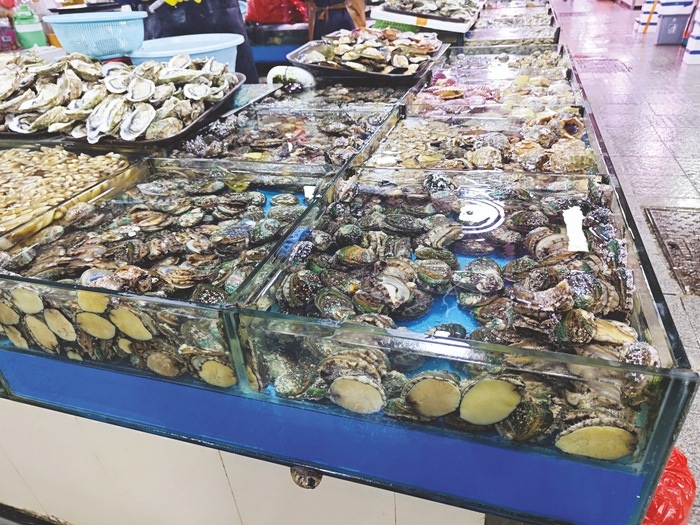     ▲淡村农贸市场销售的鲍鱼肉质肥厚，价格亲民