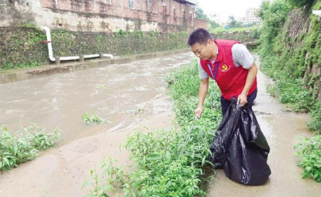 唐治红在清理河边的垃圾