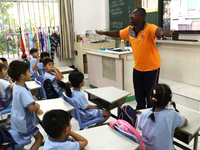 弗朗西斯在学校教书