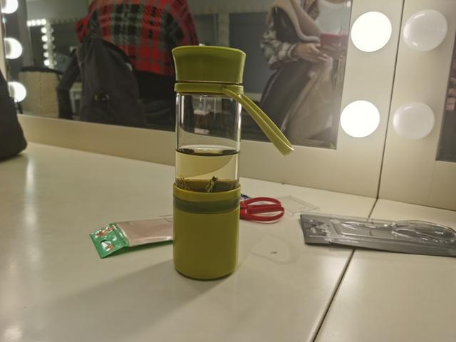 从小杯子窥见一个人的工作态度 诸葛漪摄