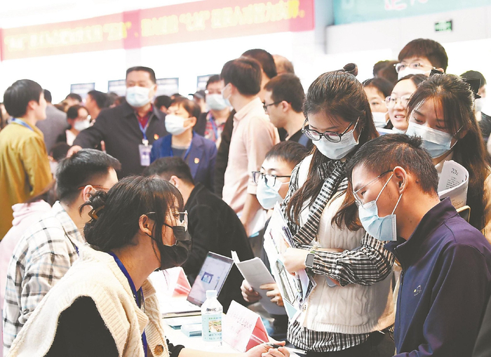 日前，由合肥市人社局、安徽建筑大学主办的秋季合肥市“招才引智进高校”专场招聘会举行。（资料图片）本报记者 徐旻昊 摄