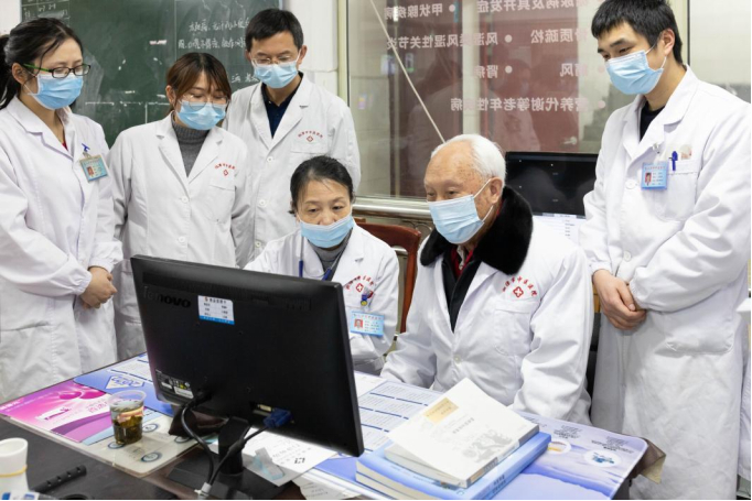 在湘潭市中医医院，国医大师刘志明（右二）对医护人员进行技术指导，进一步提高诊疗技术质量。