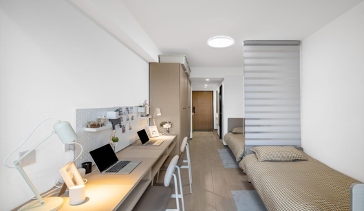 “一张床”，图为两人间