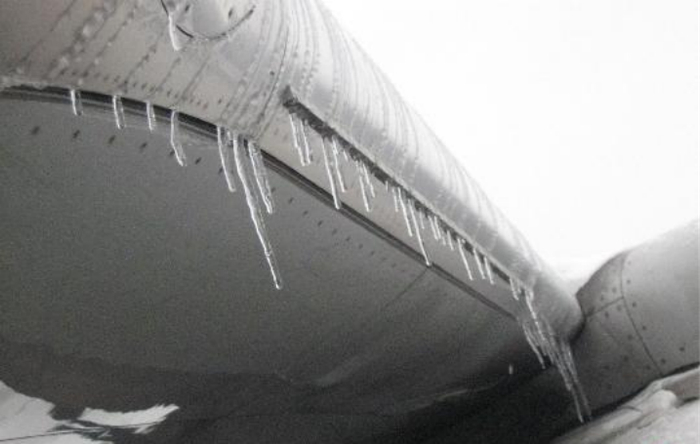 △飞机的机身处积冰