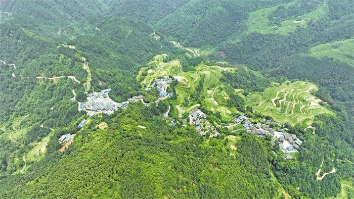     贵州山多地少，林业在带动山区农民增收方面发挥着重要作用。图为被山林包围的榕江县定威乡功贺村。 李长华 摄 （贵州图片库发）