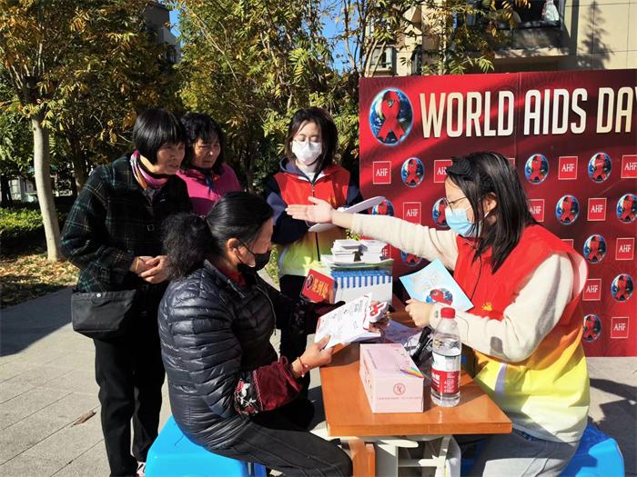杭州西湖区“世界艾滋病日”志愿者科普、派发宣讲手册