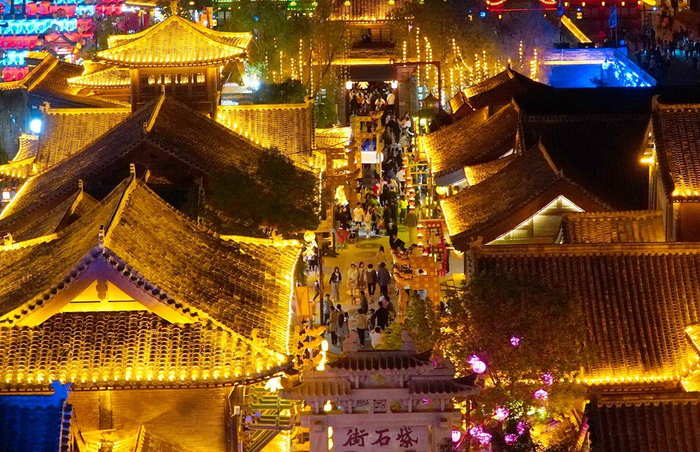 泰安大宋不夜城 图片来源：新华社