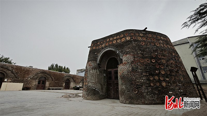 11月2日，记者探访邯郸市峰峰矿区磁州窑盐店遗址博物馆。图为博物馆院中的古窑遗址。河北日报记者 曹 铮摄