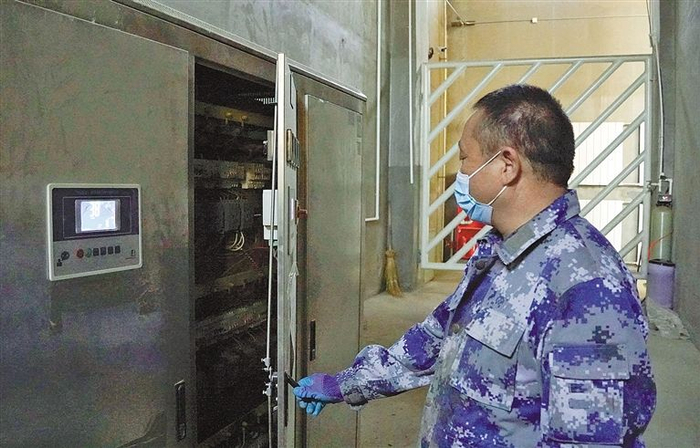 工作人员对供暖设备进行日常检查。草原全媒▪正北方网记者  韩晓宇  见习记者  马嫣然  摄影报道