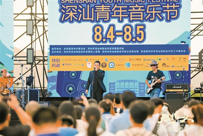 ▲今年8月4日，潇峰与好兄弟乐队在深汕青年音乐节首次演唱了《我在深汕等着你》。 主办方供图