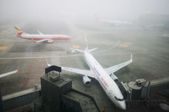 △低能见度下的飞机