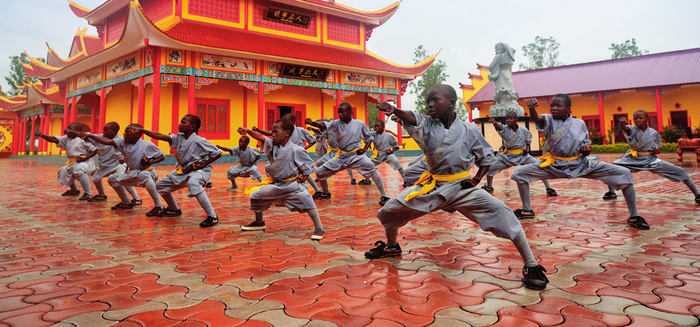 在位于赞比亚首都卢萨卡市郊区的少林寺文化中心，学员表演中国功夫（2023 年 1 月 21 日摄）彭立军摄 / 本刊