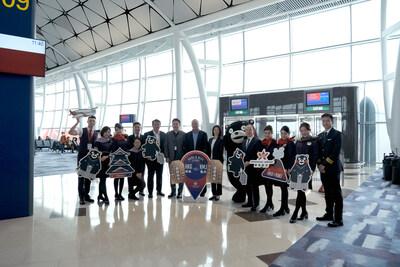 香港航空管理层、熊本县政府香港代表事务所所长、香港机场管理局代表、熊本熊部长等参加了首航仪式