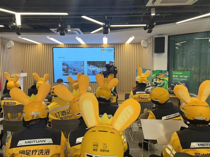（图：骑手参与交通安全培训）