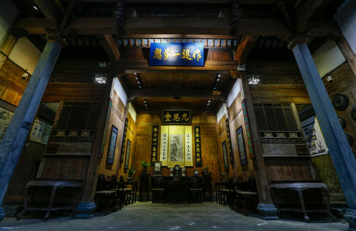   黄山市黟县西递镇西递村一处古民居中的楹联。新华社发 施亚磊 摄