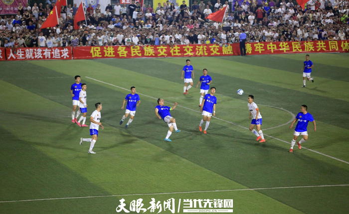 2023年7月29日，在贵州“村超”总决赛现场，两支球队在争夺冠军。杨文舒 摄