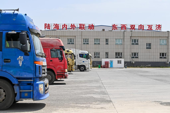 　　在乌鲁木齐多式联运中心，货运卡车排队等待装车（6月12日摄）。新华社记者 丁磊 摄