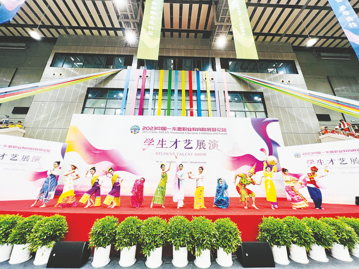     南宁三职校学生在中国—东盟职业教育联展暨论坛上展演 （学校供图）