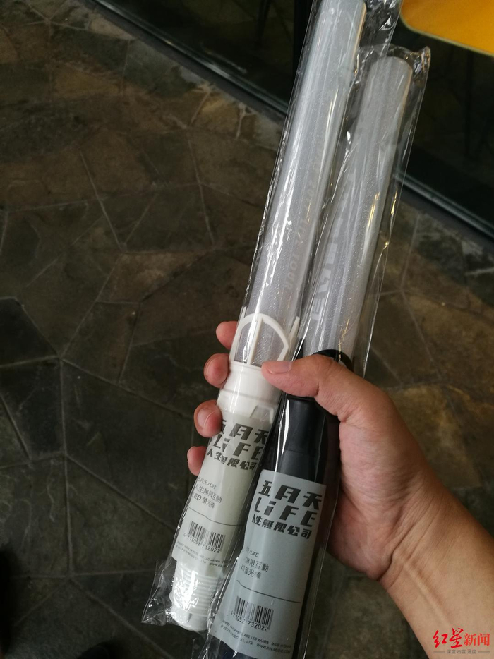 ▲2017年五月天“人生无限公司”主题演唱会时，场控荧光棒的价格为45元。红星新闻记者 付垚 摄