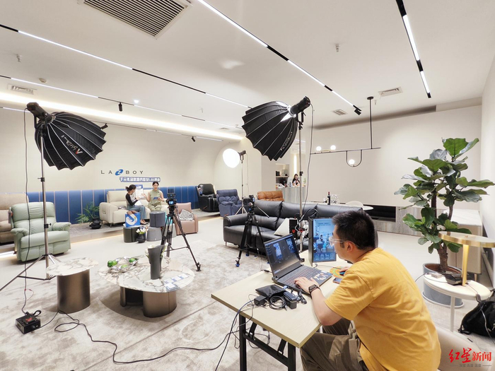 ▲高洋做直播运营场控