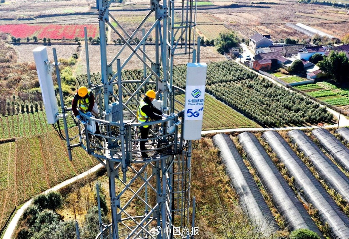 在安徽省铜陵市义安区钟鸣镇金榔村，安徽移动铜陵分公司技术人员在进行5G基站设备更新升级。（图片由CNSPHOTO提供）