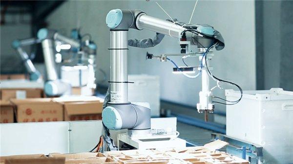 华尔科技无人工厂的机器人在工作