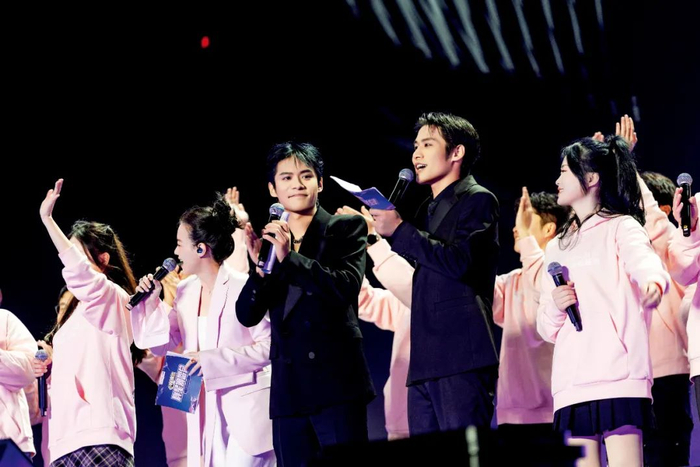 小杨哥（左）、大杨哥在演唱会上。供图/三只羊