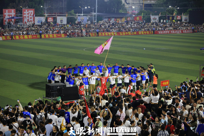 2023年7月29日，在贵州“村超”总决赛的现场，一支球队赛前鼓劲。杨文舒 摄