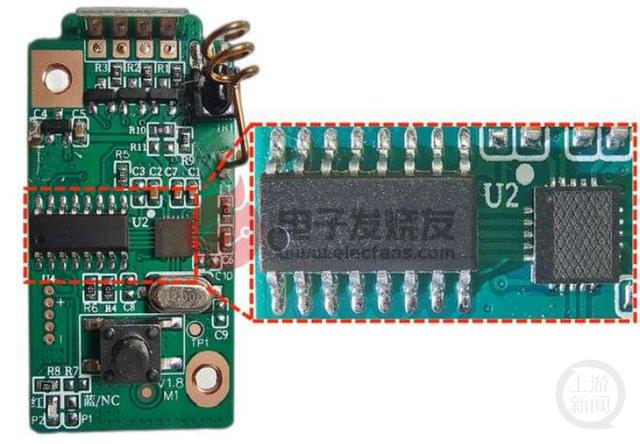 某款场控荧光棒的内部结构，包括芯片和各种电子元件。  图片来源：电子发烧友  