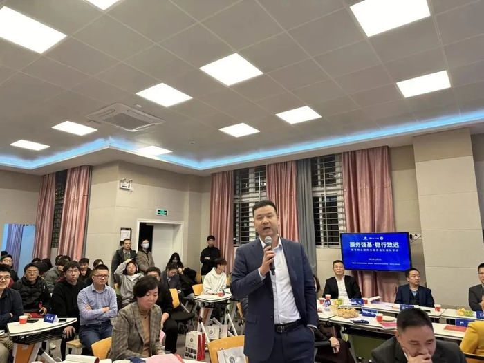 （现场图片左右滑动）