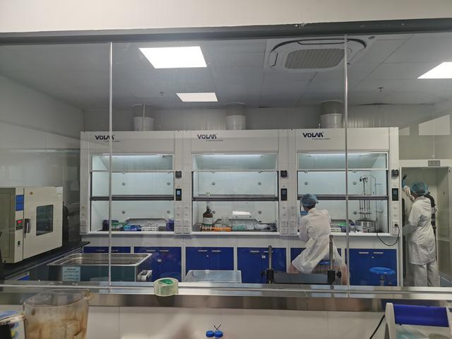 百果园检测中心，技术人员进行果品农残检测。 新京报记者 刘欢 摄