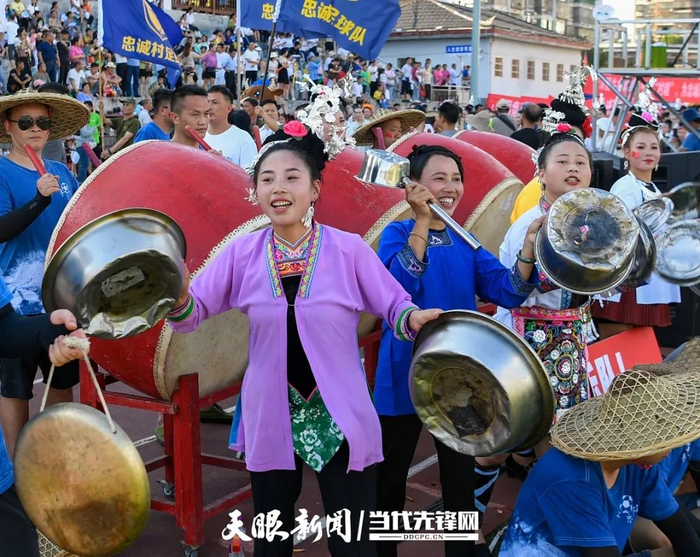村民们拿着锅碗瓢盆为球员加油。贵州日报天眼新闻记者 贾智 摄