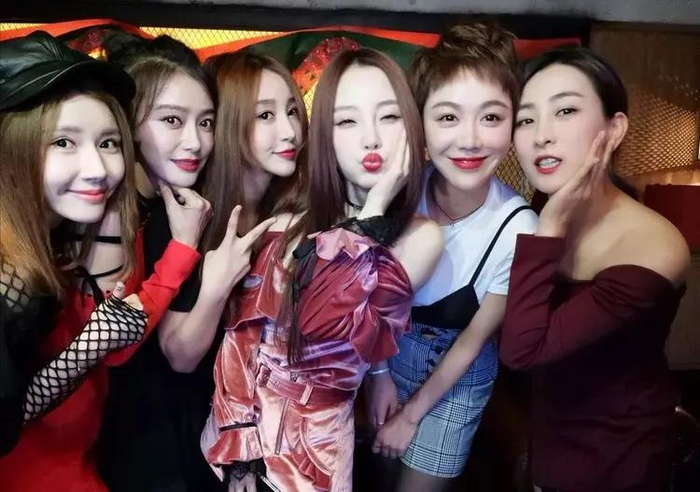 姜妍与好姐妹合影