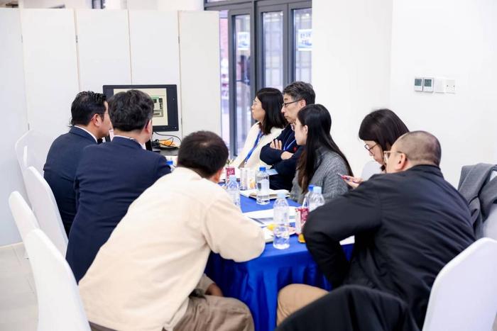 韩国的企业家和中韩两国的投资者现场热切交流