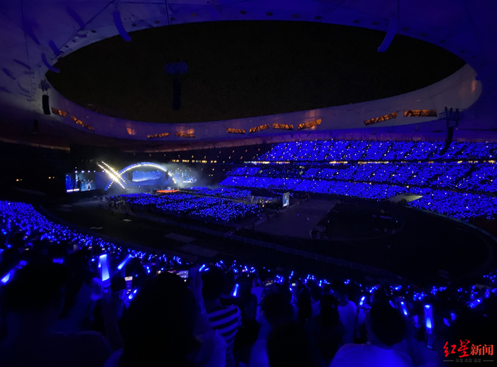 ▲今年6月初的一场五月天演唱会现场，观众拿的绝大多数都是能够场控的“官方”荧光棒。受访者供图