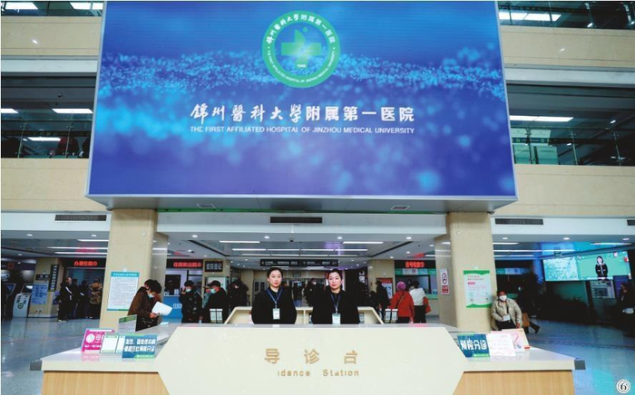     ⑥医院导诊台配备专人为患者服务。