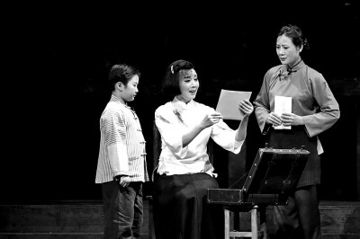 黄梅戏《不朽的骄杨》剧照 张培培摄