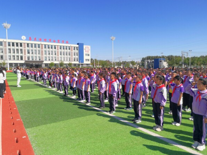 白鹭学校学生正在进行升旗仪式。