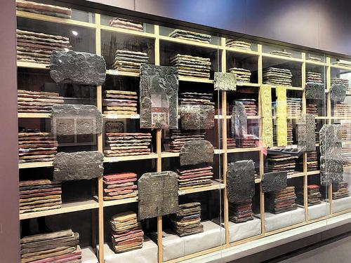     11月14日，武强年画博物馆内收藏的年画古版。河北日报记者张晓华摄