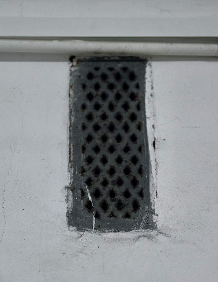 ▲库房内没有窗户，只有几个狭小的通风口。