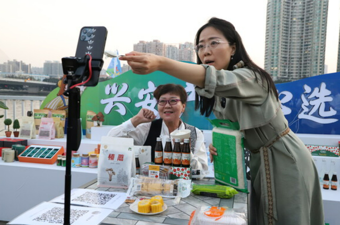 哈斯塔娜推介兴安盟产品（左一）。