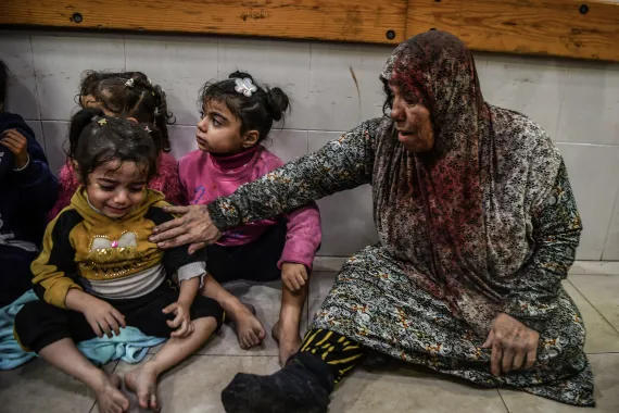 ▲因以色列袭击汗尤尼斯而受伤的巴勒斯坦儿童在纳赛尔医院等待接受治疗