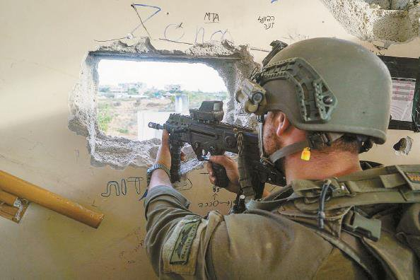             以军士兵在加沙恢复与哈马斯的战斗          