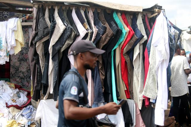 当地时间2021年8月25日，尼日利亚拉各斯，二手服装市场展示自欧美进口的旧衣服。图/IC photo